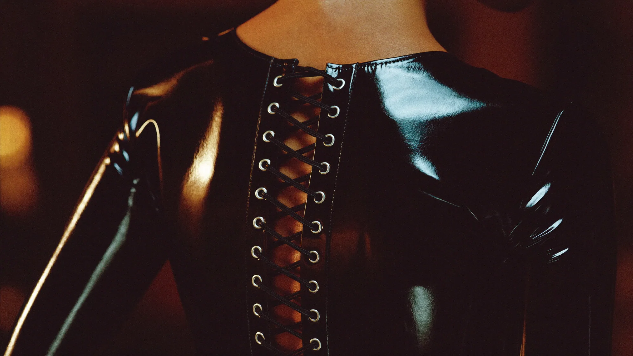 Stimmungsbild zu „Latex-Lust: eingeschnuert"